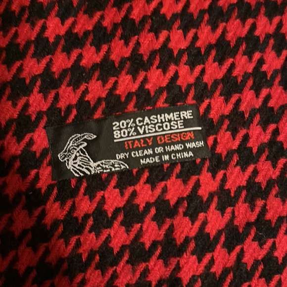 Black and red houndstooth scarf - Picture 2 of 2